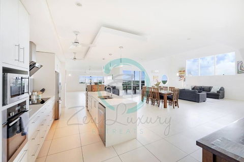 ZEN LUXURY: 2-Story 4-BR Penthouse In Darwin City With Mindal Markets & Harbour Views - Accommodation Broome 2