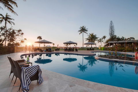 Tangalooma Island Resort Whale Watching Day Cruise With Dolphin Feeding - Accommodation Broome 4